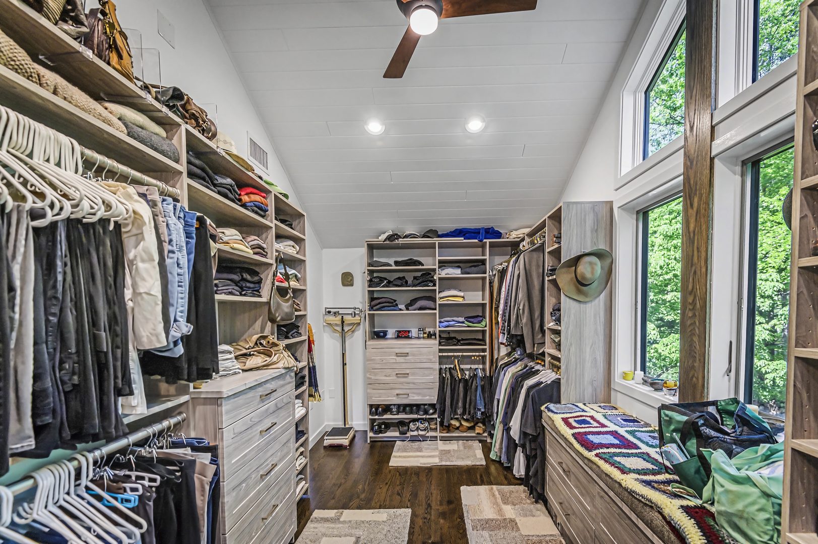 Walk-In Closet 2